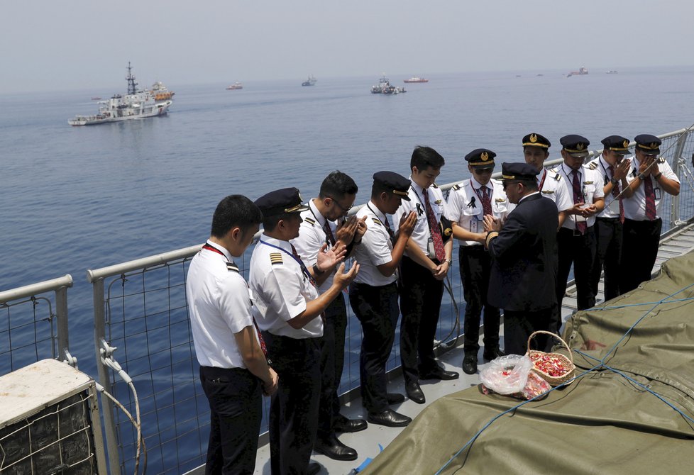 Na místo leteckého neštěstí se vydali také piloti a zaměstnanci společnosti Lion Air, aby se rozloučili s kolegy.