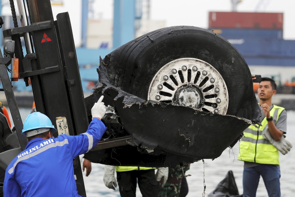 Nehoda Lion Air: Záchranáři z moře stále vytahují trosky letadla.