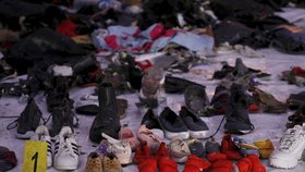 Z moře byly vytaženy osobní věci obětí letu JT-610 společnosti Lion Air. Nalezeny byly desítky párů bot včetně dětských. Nejmladší oběti bylo patnáct měsíců.
