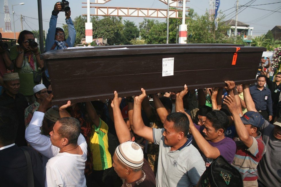 Pohřeb Džannatun Cintjové Dewiové, první identifikované oběti tragického letu JT-610 společnosti Lion Air