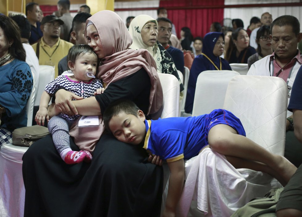 Rodiny obětí letu JT-610 společnosti Lion Air v Jakartě stále čekají na informace o svých blízkých.