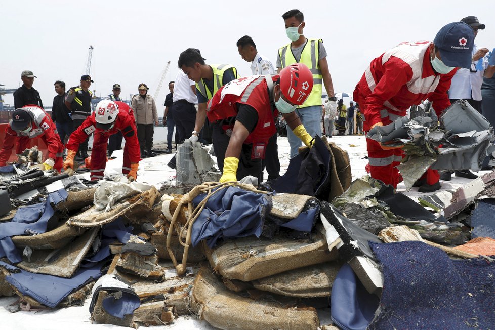 Z moře byly vytaženy osobní věci obětí letu JT-610 společnosti Lion Air a trosky letadla.