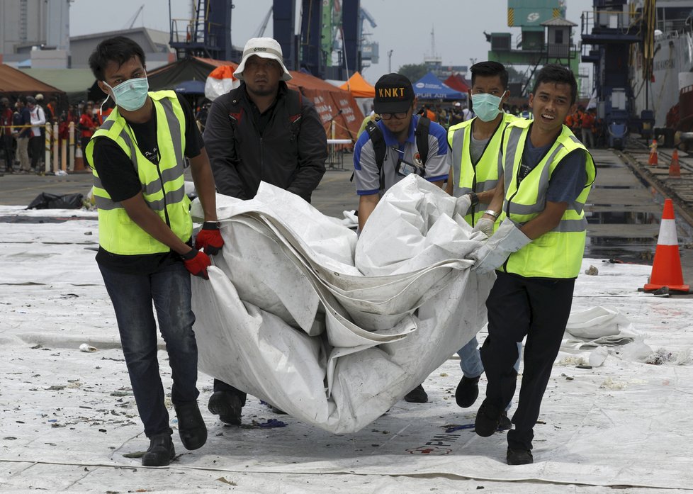 Z moře byly vytaženy osobní věci obětí letu JT-610 společnosti Lion Air a trosky letadla.