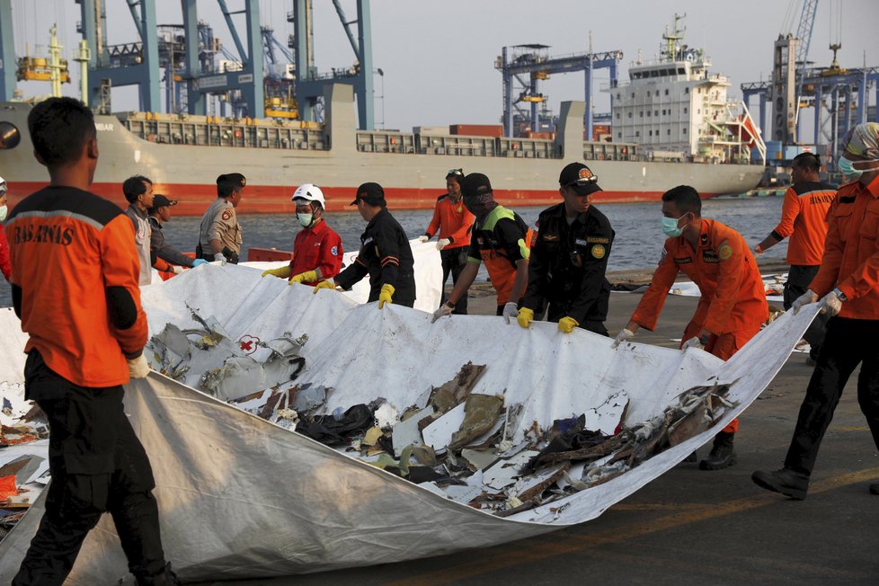 Z moře byly vytaženy osobní věci obětí letu JT-610 společnosti Lion Air a trosky letadla.