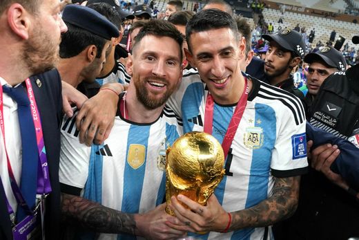 Lionel Messi a Ángel di María Lionel Messi a Ángel di María