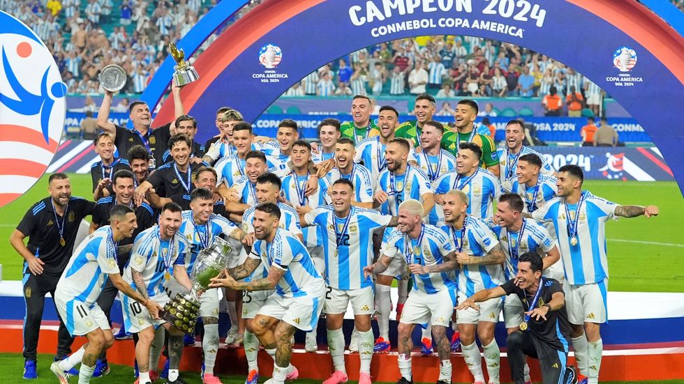Lionel Messi znovu zvedl nad hlavu trofej pro vítěze Copy