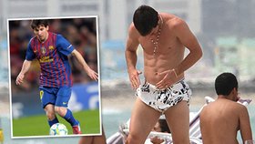 Nejlepší fotbalista planety Messi po konci sezony vyrazil na pláž. Ale co ty plenky, pane Messi?
