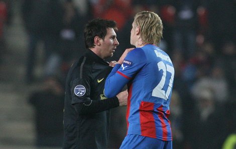 „Leo, mně ho dej taky.“ Rajtoral si vyměnil s Messim dres v Praze. Leo si odvezl na památku hattricku míč.