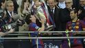 Lionel Messi líbá pohár pro vítěze Ligy mistrů