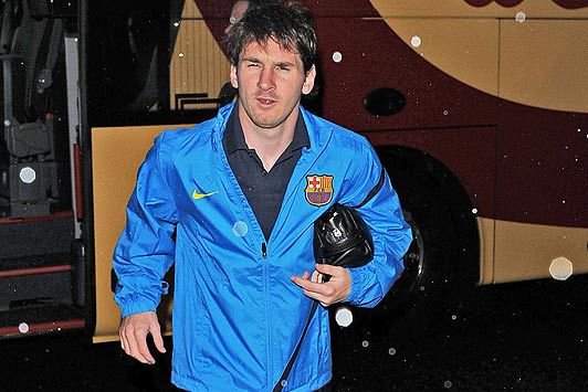 Ospalý Messi se šoural na hotel poté, co ani na pátý pokus nedal Čechovi gól.