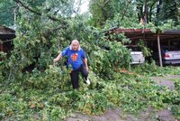 Bouře v Jihlavě: Pod staletou lípou skončila tři auta