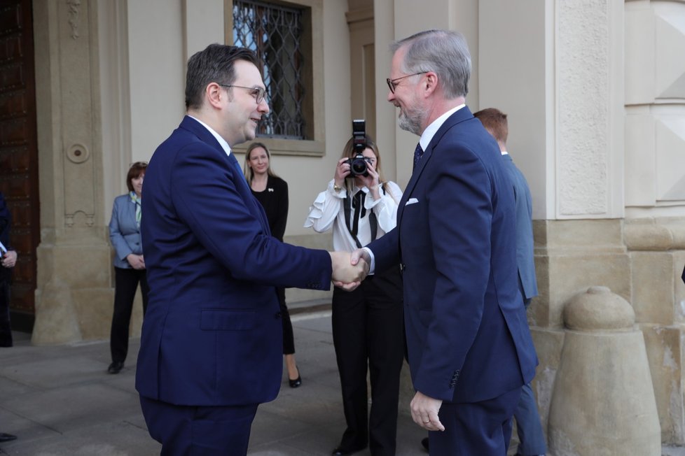 Premiér Petr Fiala (ODS) během bilanční návštěvy na ministerstvu zahraničních věcí se šéfem rezortu Janem Lipavským (Piráti) (6.2.2023)