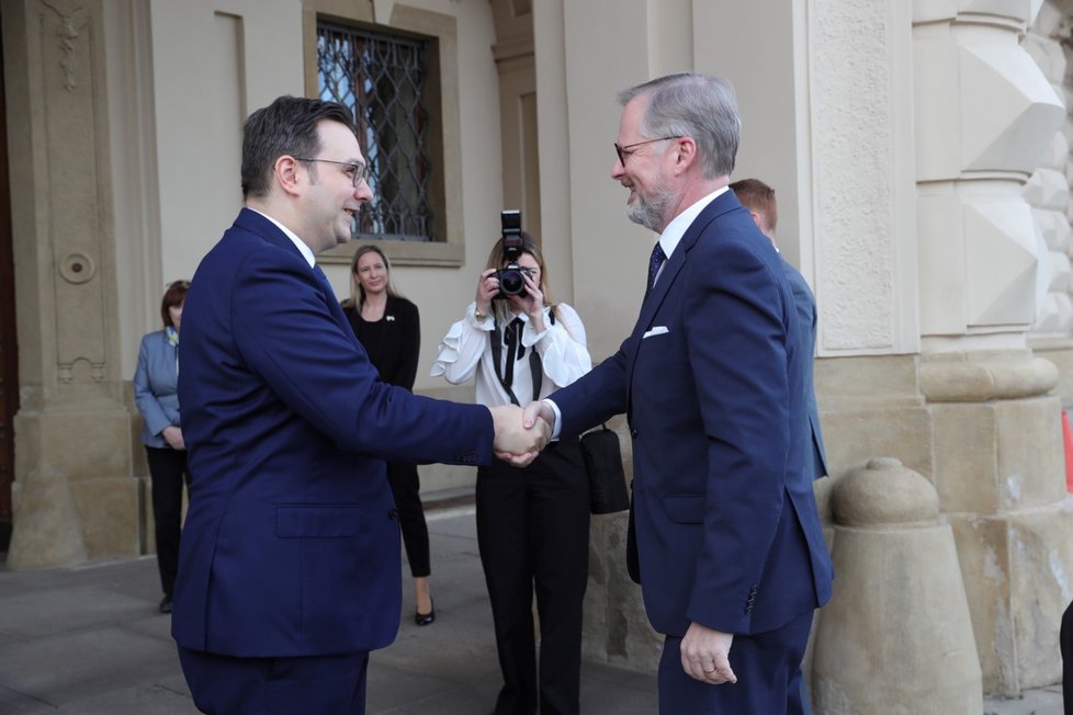 Premiér Petr Fiala (ODS) během bilanční návštěvy na ministerstvu zahraničních věcí se šéfem rezortu Janem Lipavským (Piráti) (6.2.2023)