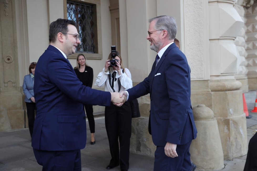 Premiér Petr Fiala (ODS) během bilanční návštěvy na ministerstvu zahraničních věcí se šéfem rezortu Janem Lipavským (Piráti) (6.2.2023)