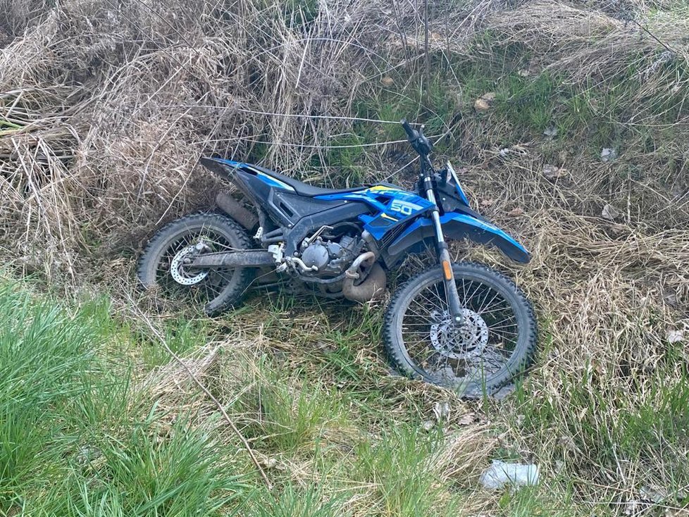 Policisté v Lipencích pronásledovali motorkáře, který nereagoval na výzvy k zastavení. V ulci Pod Lečí se vyboural a poranil na noze. (20. dubna 2021)