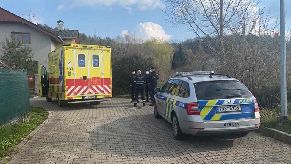 Policisté v Lipencích pronásledovali motorkáře, který nereagoval na výzvy k zastavení. V ulci Pod Lečí se vyboural a poranil na noze. (20. dubna 2021)