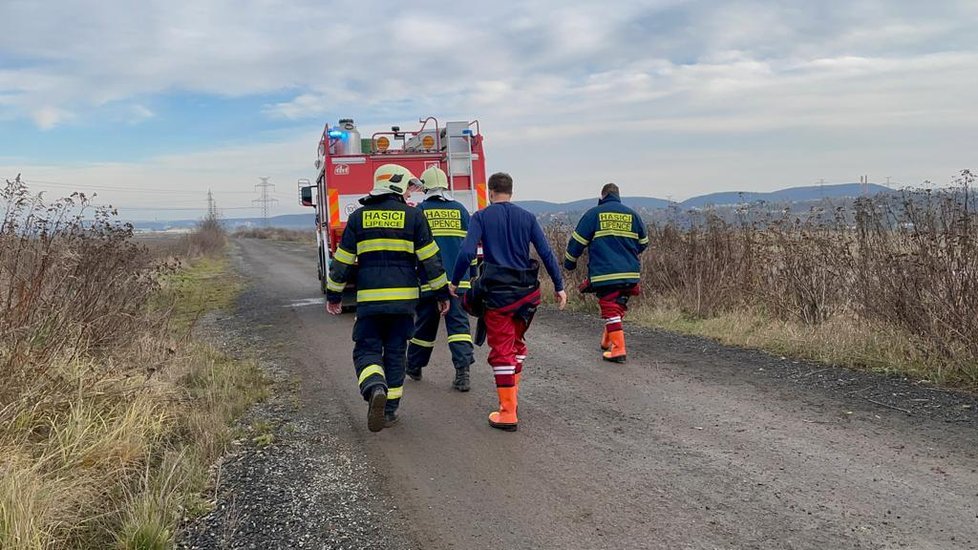 Hasiči se pokoušeli oživit psa, pod kterým se probořil led na rybníku v Lipencích na okraji Prahy.