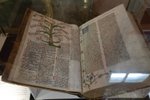 Bible Sixta z Ottersdorfu vystavená v pražském Klementinu. (1. září 2021)