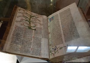 Bible Sixta z Ottersdorfu vystavená v pražském Klementinu. (1. září 2021)
