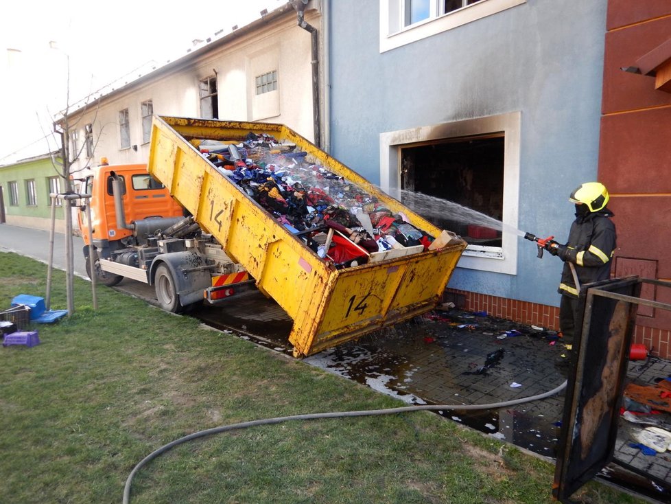 V Lipníku nad Bečvou vyhořela hračkářská dílna.