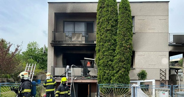 Senior měl zapálit dům s vnukem: Policie zastavila trestní stíhání, obviněný zemřel