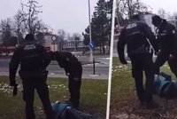 Šokující zákrok strážníků v Lipníku nad Bečvou: Bota na hlavě, nadávky a kopání do ležícího!