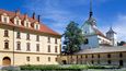 Zámek a zámecký park: Stavbu městského zámku realizoval Jiří Bruntálský z Vrbna v roce 1609 poté, co zemřel jeho otec, který za tímto účelem nakoupil pozemky. Zámek byl původně postaven v renesančním stylu, což dokládá ornamentální štuková výzdoba kleneb. Nejpozději na konci 17. století bylo přidáno druhé patro a v 60. letech 19. století prošel zámek novoklasicistní přestavbou. Dnes zámek slouží jako sídlo městského úřadu. Obklopuje jej rozsáhlý zámecký park, který byl z původního francouzského stylu převeden do stylu anglického po roce 1880. Po schodech se dá vystoupat také na střešní zahradu, která se rozkládá na jedné z bývalých zámeckých koníren.