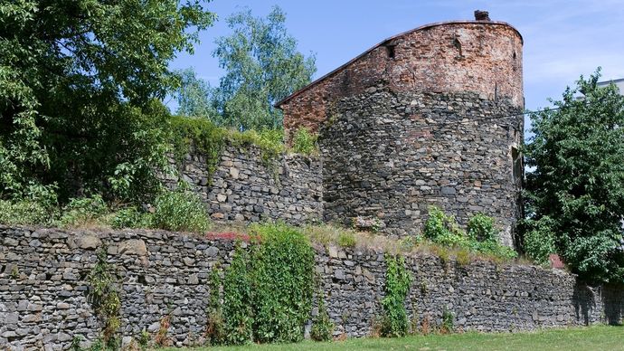 Městské hradby: Historické centrum Lipníku nad Bečvou vymezují pozůstatky středověkých hradeb. Mohutné zdi, které chránily město ve dvou nepravidelných kruzích, pocházejí ve své současné podobě z přelomu 15. a 16. století. I přesto, že již v 19. století zkolabovaly hradební brány Hranická a Osecká, zachovaly se dodnes poměrně rozsáhlé úseky obou zdí, včetně sedmi bašt z původních minimálně třinácti.