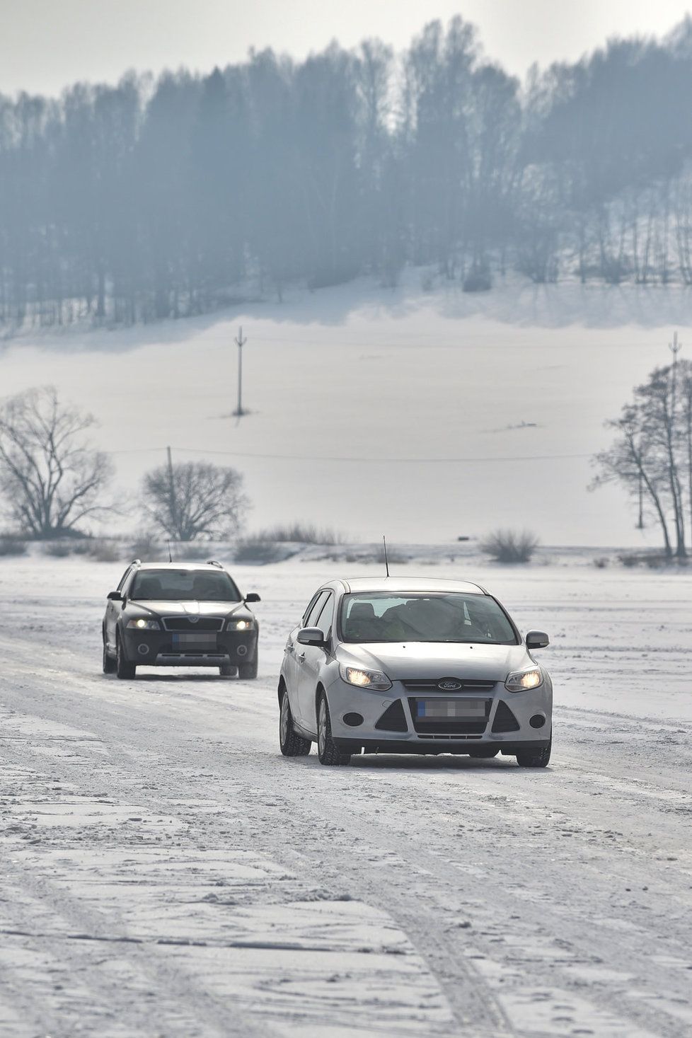 Řada řidičů letos využila při největších mrazech cestu automobilem po ledě přes zamrzlé lipenské jezero.