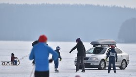 Řada řidičů využívá v těchto dnech cestu automobilem po ledě přes zamrzlé lipenské jezero