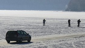 Řada řidičů využívá v těchto dnech cestu automobilem po ledě přes zamrzlé lipenské jezero