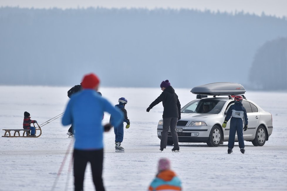 Řada řidičů využívá v těchto dnech cestu automobilem po ledě přes zamrzlé lipenské jezero