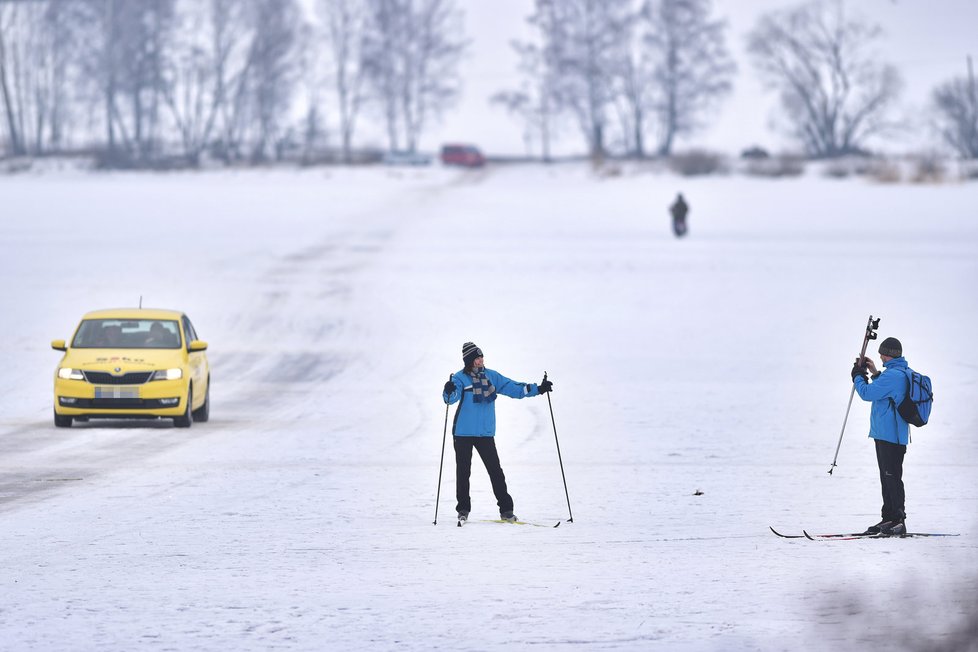 Lidé si autem i pěšky zkracují cestu i přes Lipno (2018)