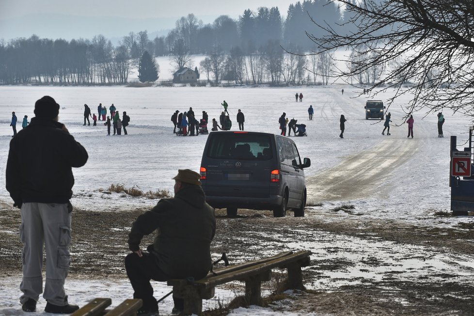 Lidé si autem zkracují cestu přes Lipno