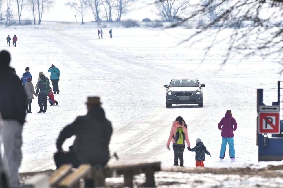 Lidé si autem zkracují cestu přes Lipno