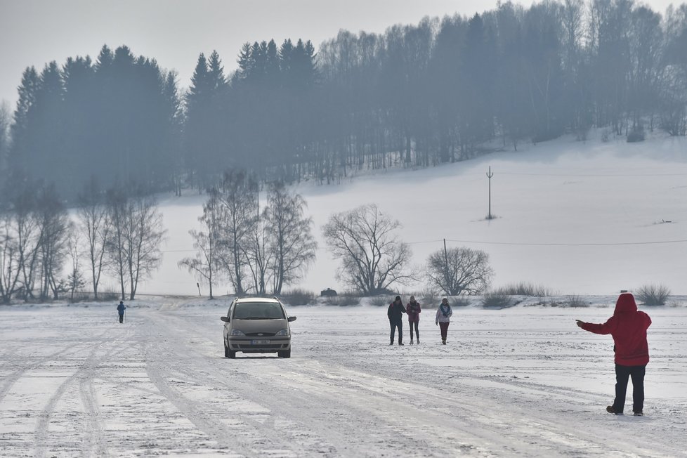 Lidé si autem zkracují cestu přes Lipno