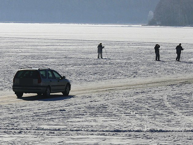 Řada řidičů letos využila při největších mrazech cestu automobilem po ledě přes zamrzlé lipenské jezero.