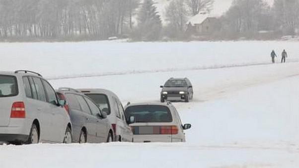 Řada řidičů využívá v těchto dnech cestu automobilem po ledě přes zamrzlé lipenské jezero