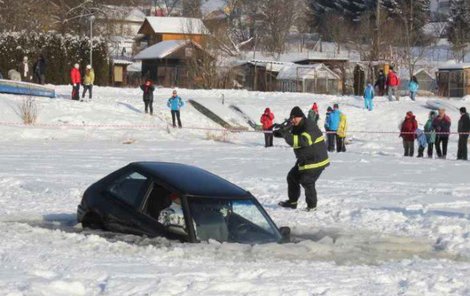 Záchranáře u břehu ve Frymburku sledovalo několik zvědavců.