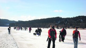 Lipenská ledová promenáda − potkáte tu začátečníky i zdatné bruslaře