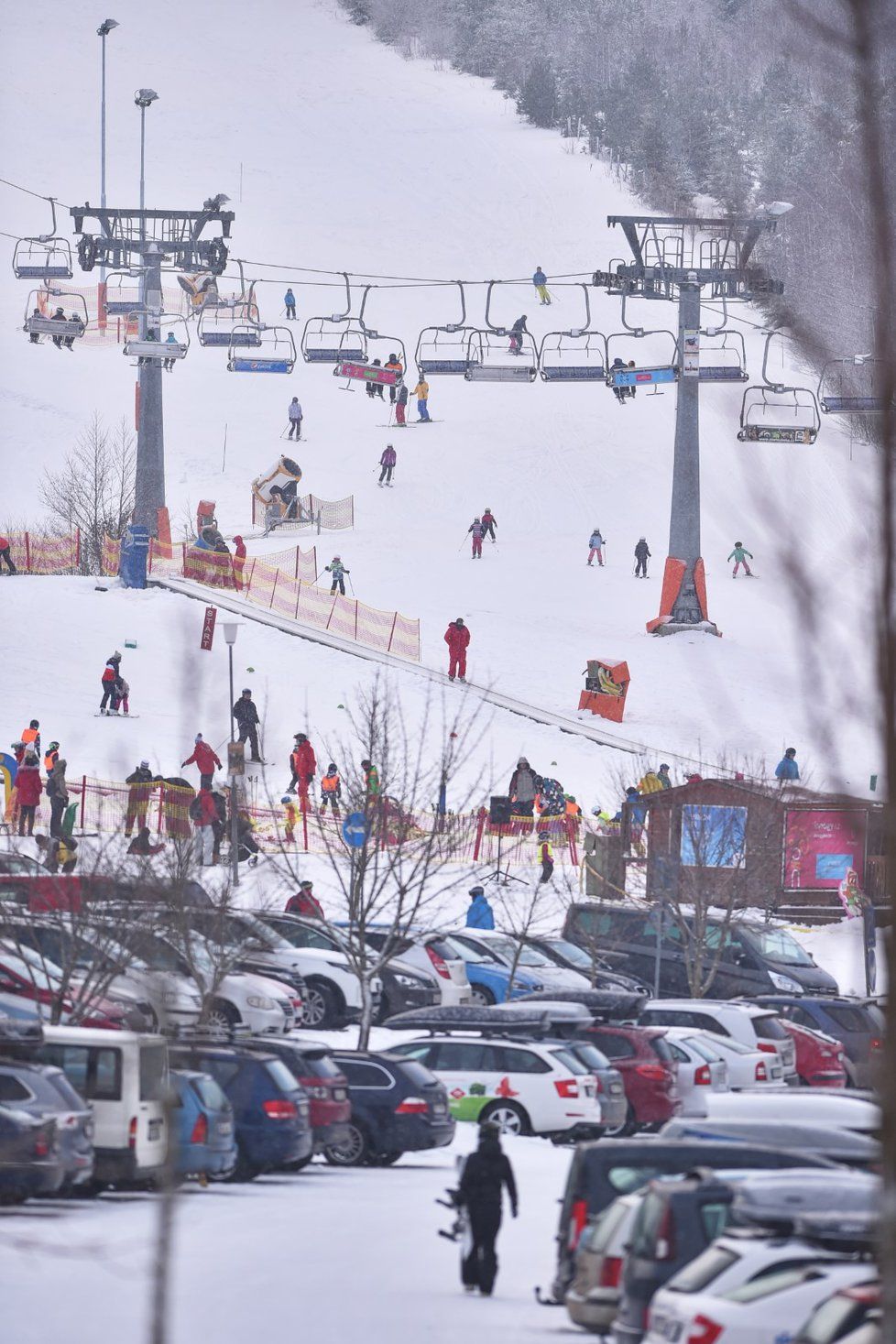 Návštěvníci na svahu Skiareálu Lipno 16. prosince 2017. Skiareál v tento den oficiálně zahájil zimní sezonu.