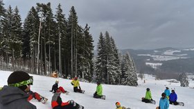 Návštěvníci na svahu Skiareálu Lipno 16. prosince 2017. Skiareál v tento den oficiálně zahájil zimní sezonu.