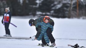 Návštěvníci na svahu Skiareálu Lipno 16. prosince 2017. Skiareál v tento den oficiálně zahájil zimní sezonu.