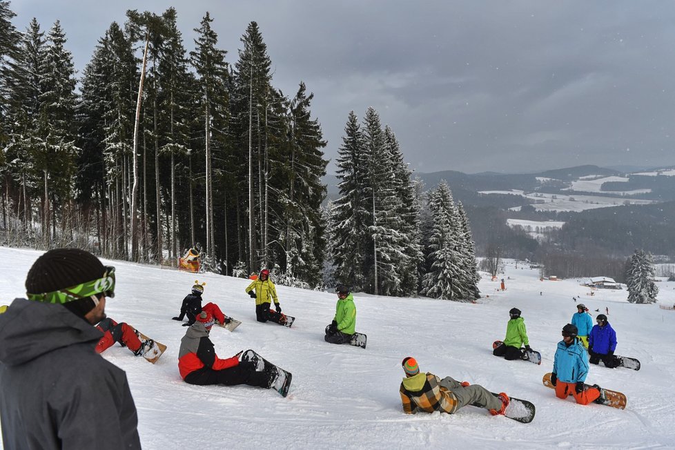 Návštěvníci na svahu Skiareálu Lipno 16. prosince 2017. Skiareál v tento den oficiálně zahájil zimní sezonu.