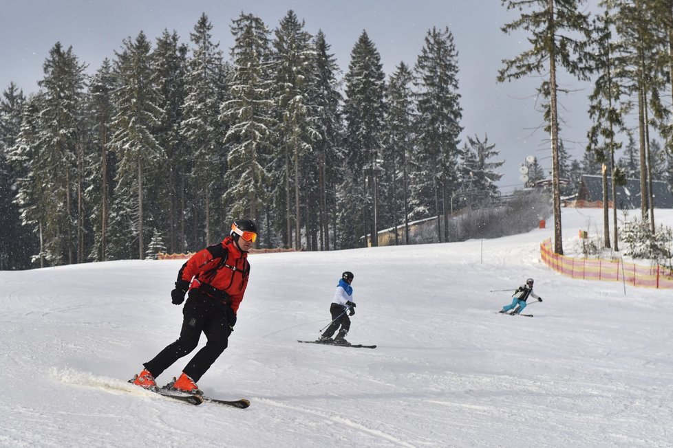 Návštěvníci na svahu Skiareálu Lipno 16. prosince 2017. Skiareál v tento den oficiálně zahájil zimní sezonu.