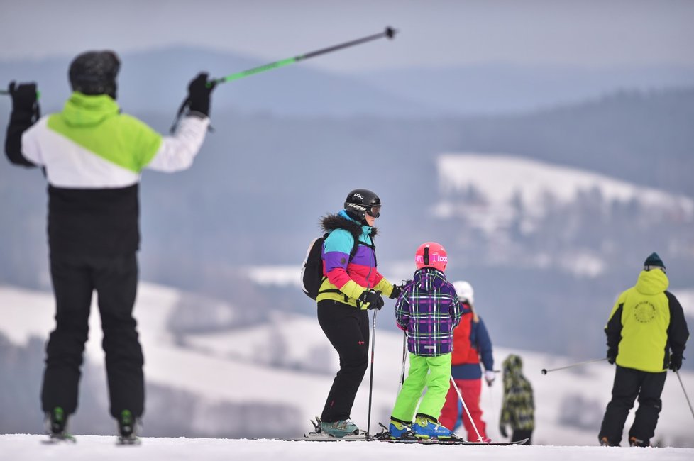 Návštěvníci na svahu Skiareálu Lipno 16. prosince 2017. Skiareál v tento den oficiálně zahájil zimní sezonu.