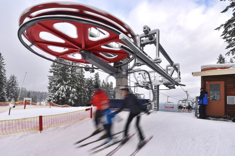 Návštěvníci na svahu Skiareálu Lipno 16. prosince 2017. Skiareál v tento den oficiálně zahájil zimní sezonu.