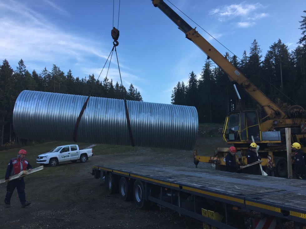 Tunel, který je součástí staré i nové skicrossové dráhy, se montoval na podzim.