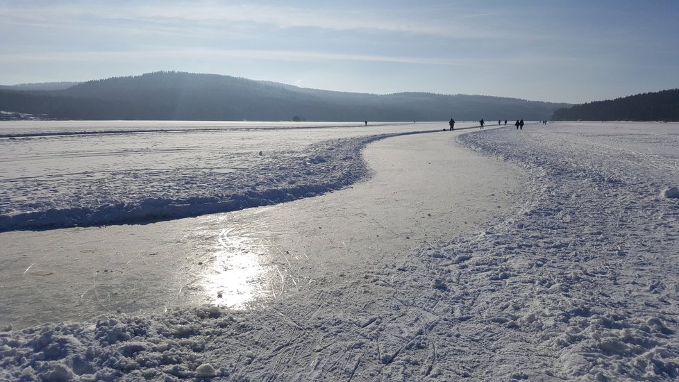 Bruslařská stezka na zamrzlém jezeře vede z Lipna do Frymburka.