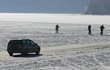 Řidiči si krátí cestu přes zamrzlé Lipno. Ušetří si tak 16 až 20 kilometrů jízdy.